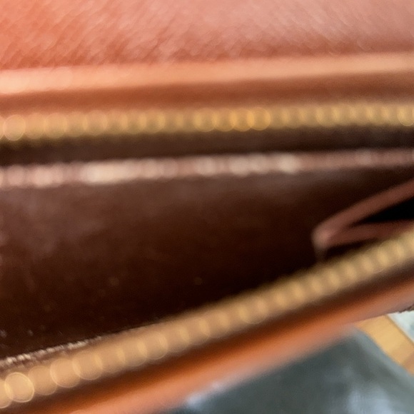 Authentic Louis Vuitton short monogram wallet, with zipper interior.  Unisex - Picture 7 of 9